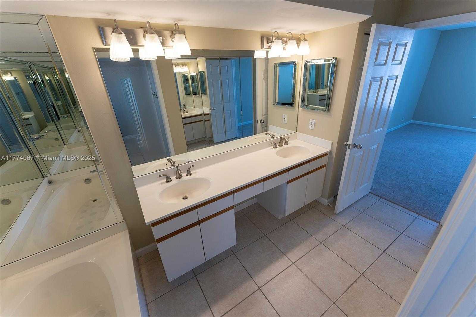 Small Image of 3530 MYSTIC POINTE DR #2207, Aventura Number 26
