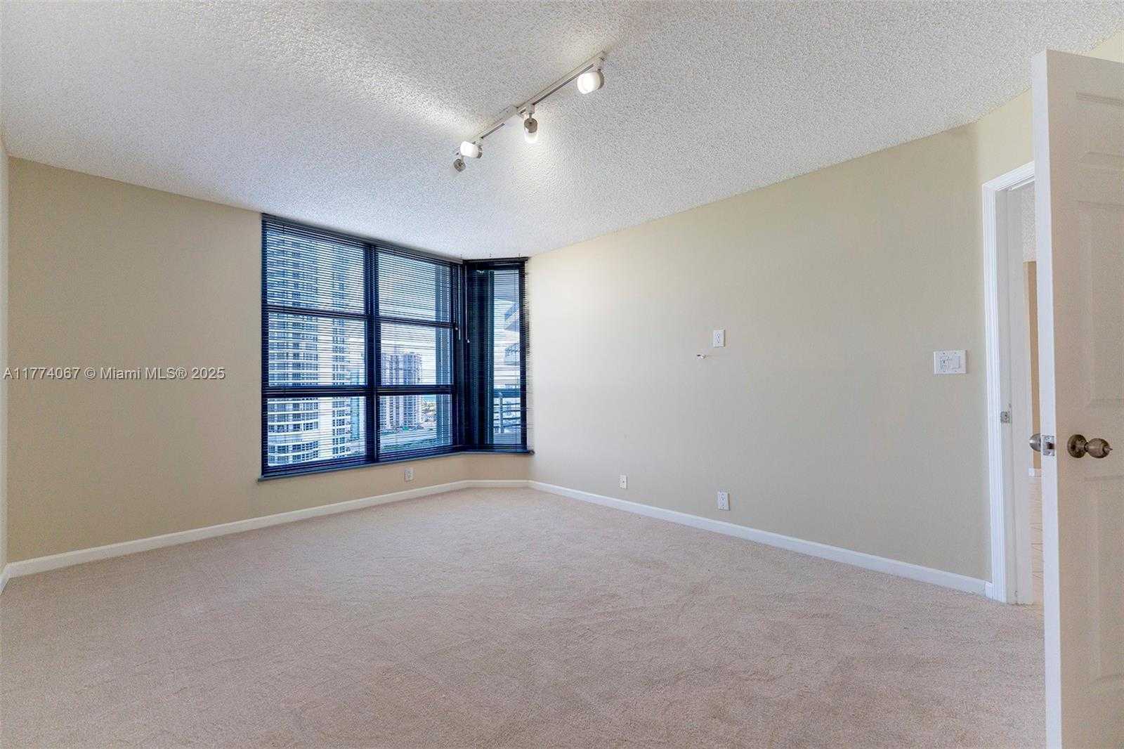 Small Image of 3530 MYSTIC POINTE DR #2207, Aventura Number 32