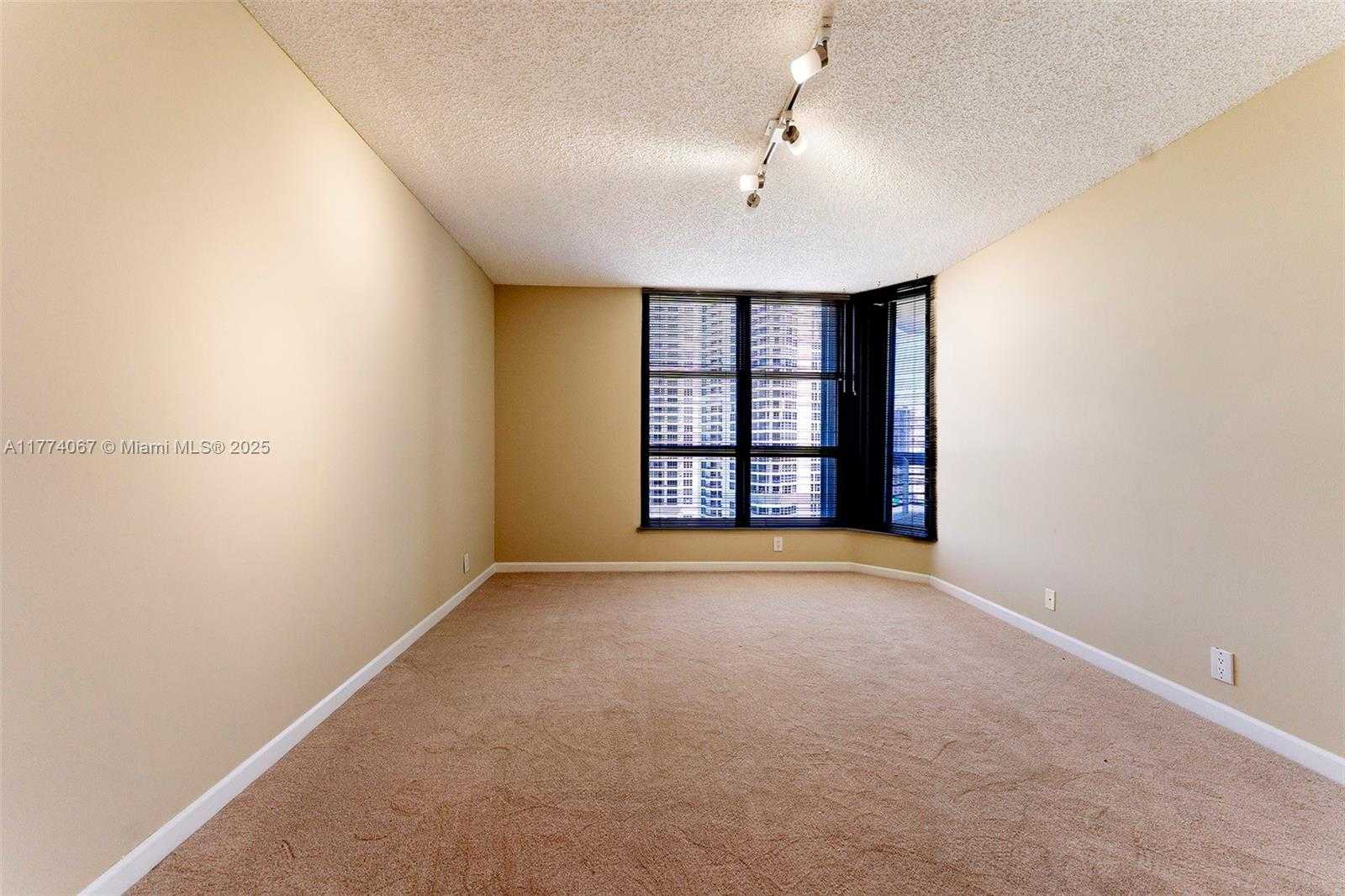 Small Image of 3530 MYSTIC POINTE DR #2207, Aventura Number 34