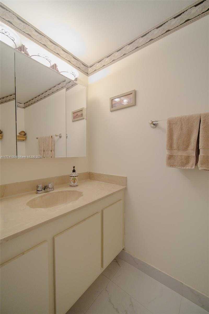 Small Image of 2500 PARKVIEW DR #1111, Hallandale Beach Number 10