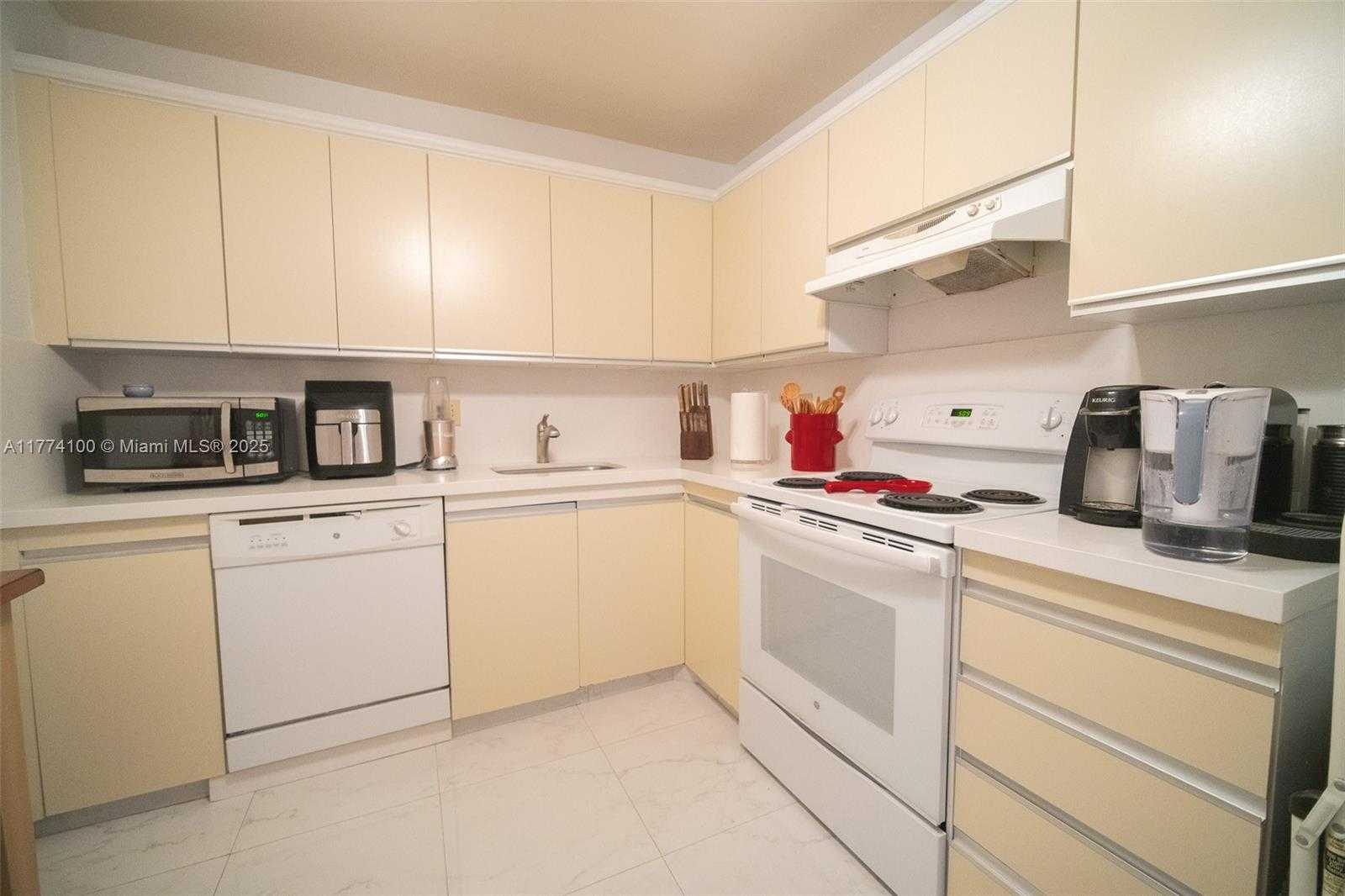 Small Image of 2500 PARKVIEW DR #1111, Hallandale Beach Number 6