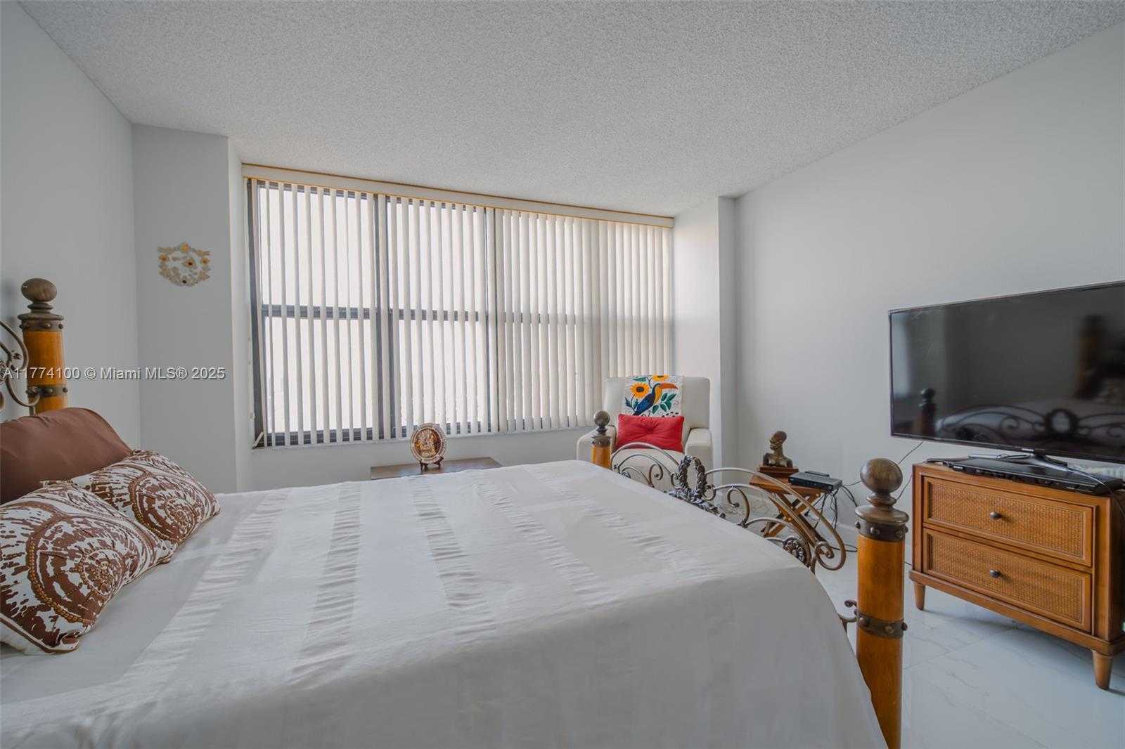 Small Image of 2500 PARKVIEW DR #1111, Hallandale Beach Number 7