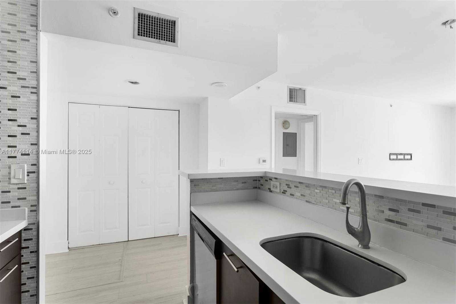 Small Image of 1155 BRICKELL BAY DR #3105, Miami Number 12