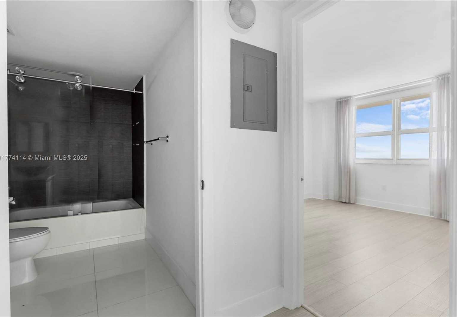 Small Image of 1155 BRICKELL BAY DR #3105, Miami Number 19