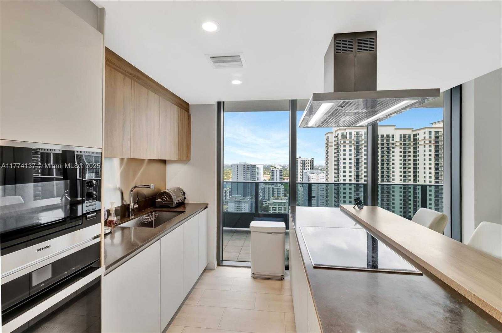Small Image of 1000 BRICKELL PLZ #2812, Miami Number 11