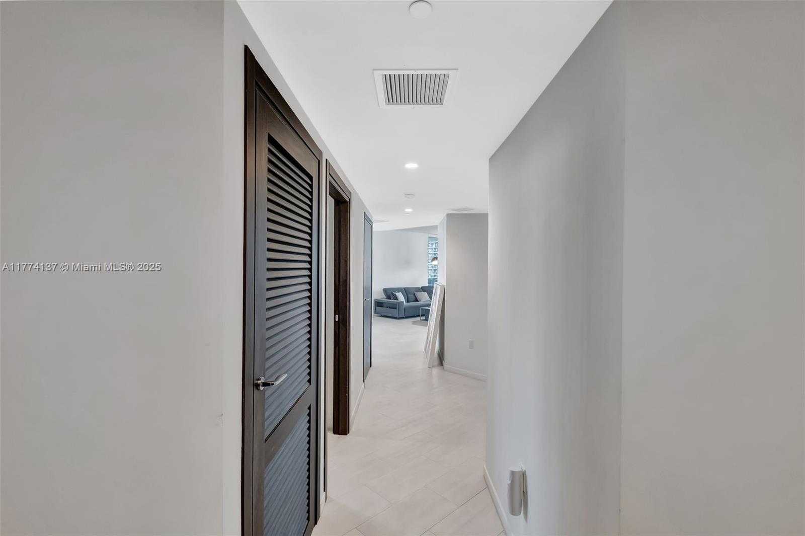 Small Image of 1000 BRICKELL PLZ #2812, Miami Number 2