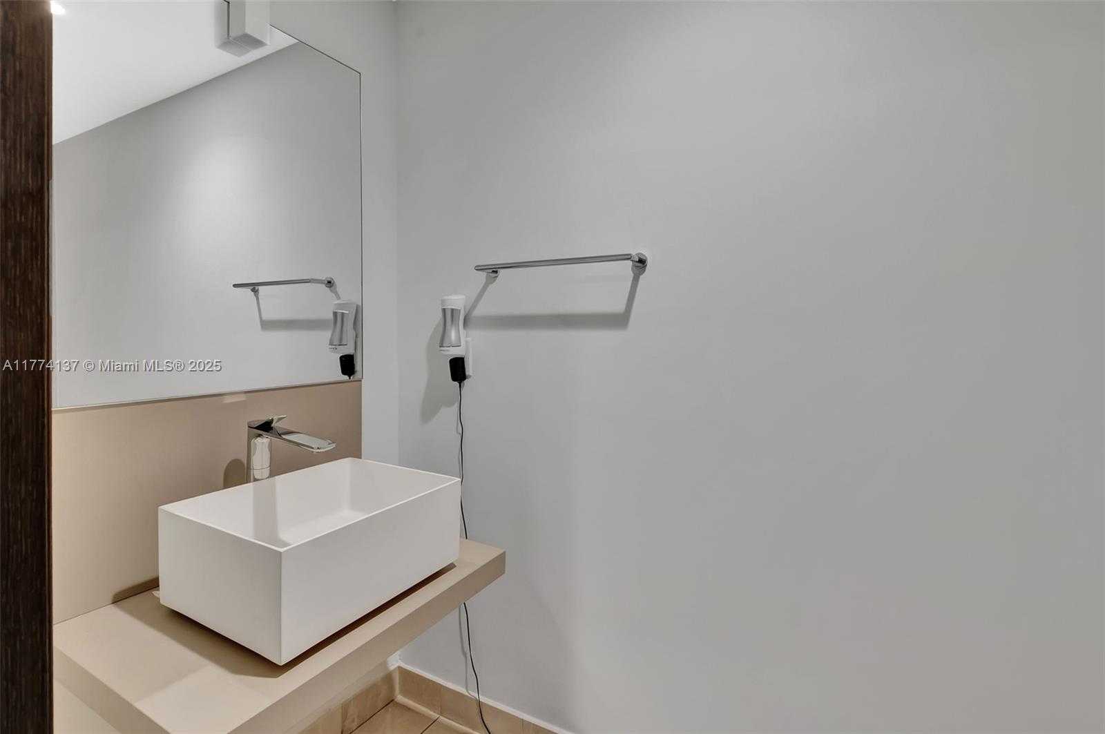 Small Image of 1000 BRICKELL PLZ #2812, Miami Number 28