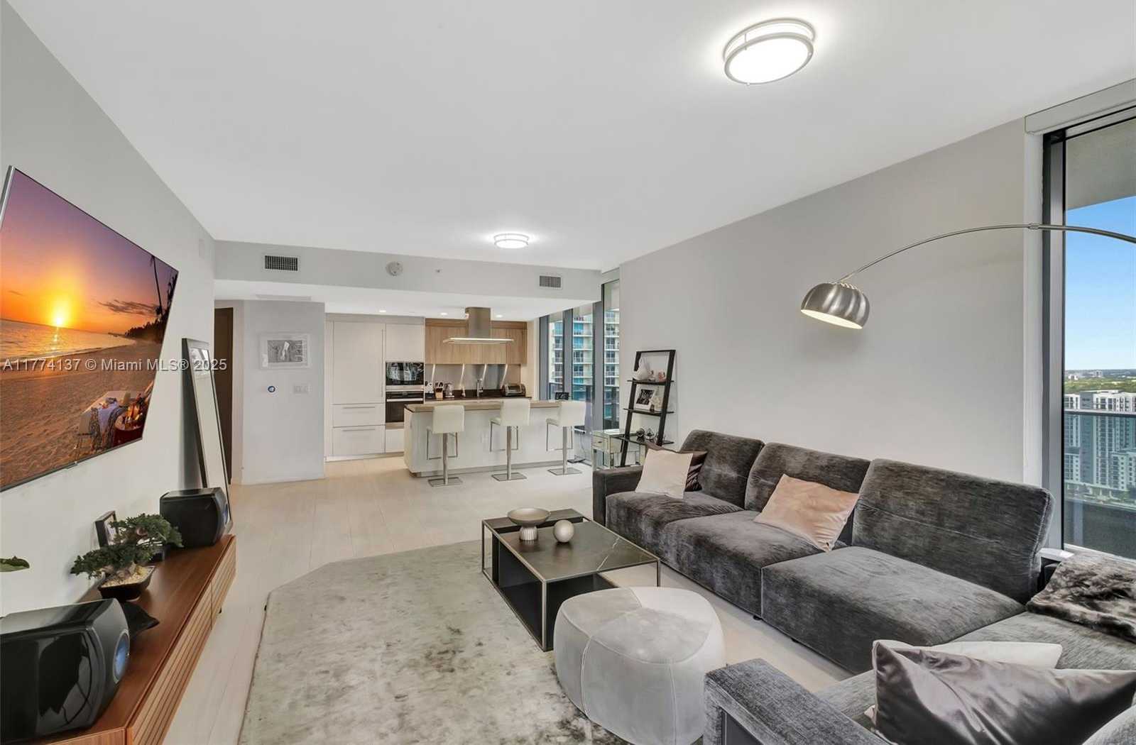 Small Image of 1000 BRICKELL PLZ #2812, Miami Number 5