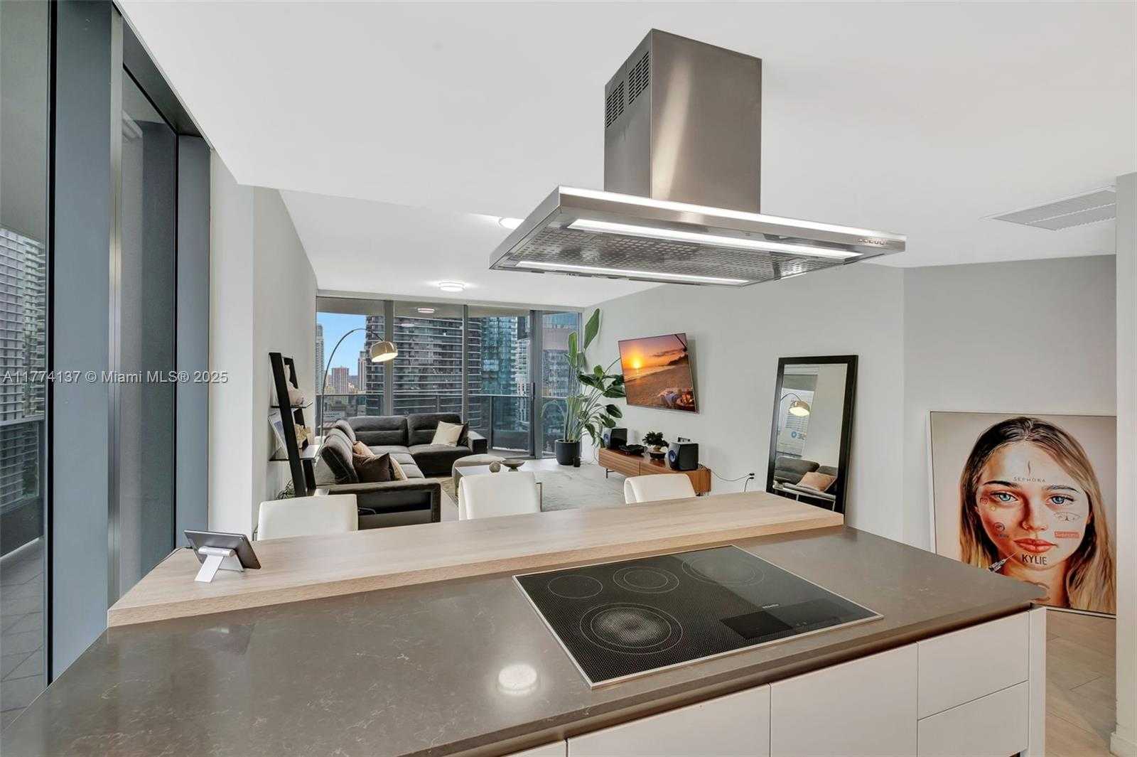 Small Image of 1000 BRICKELL PLZ #2812, Miami Number 6