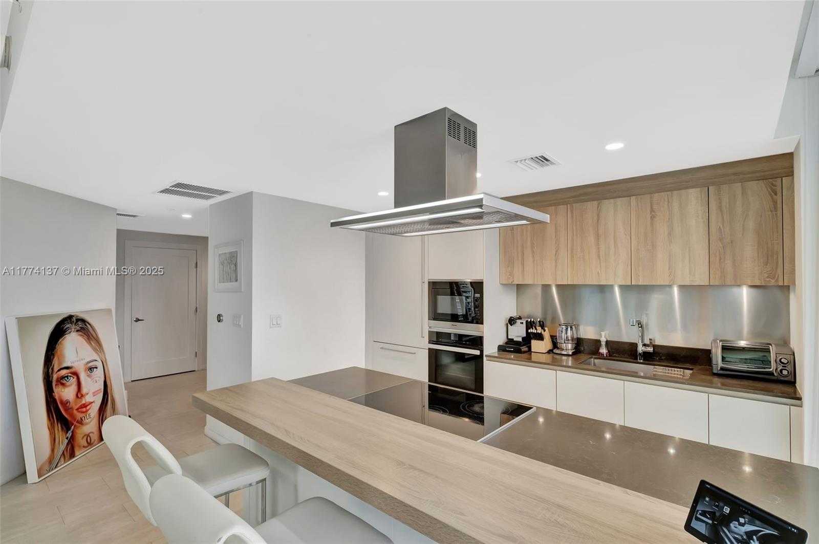 Small Image of 1000 BRICKELL PLZ #2812, Miami Number 8