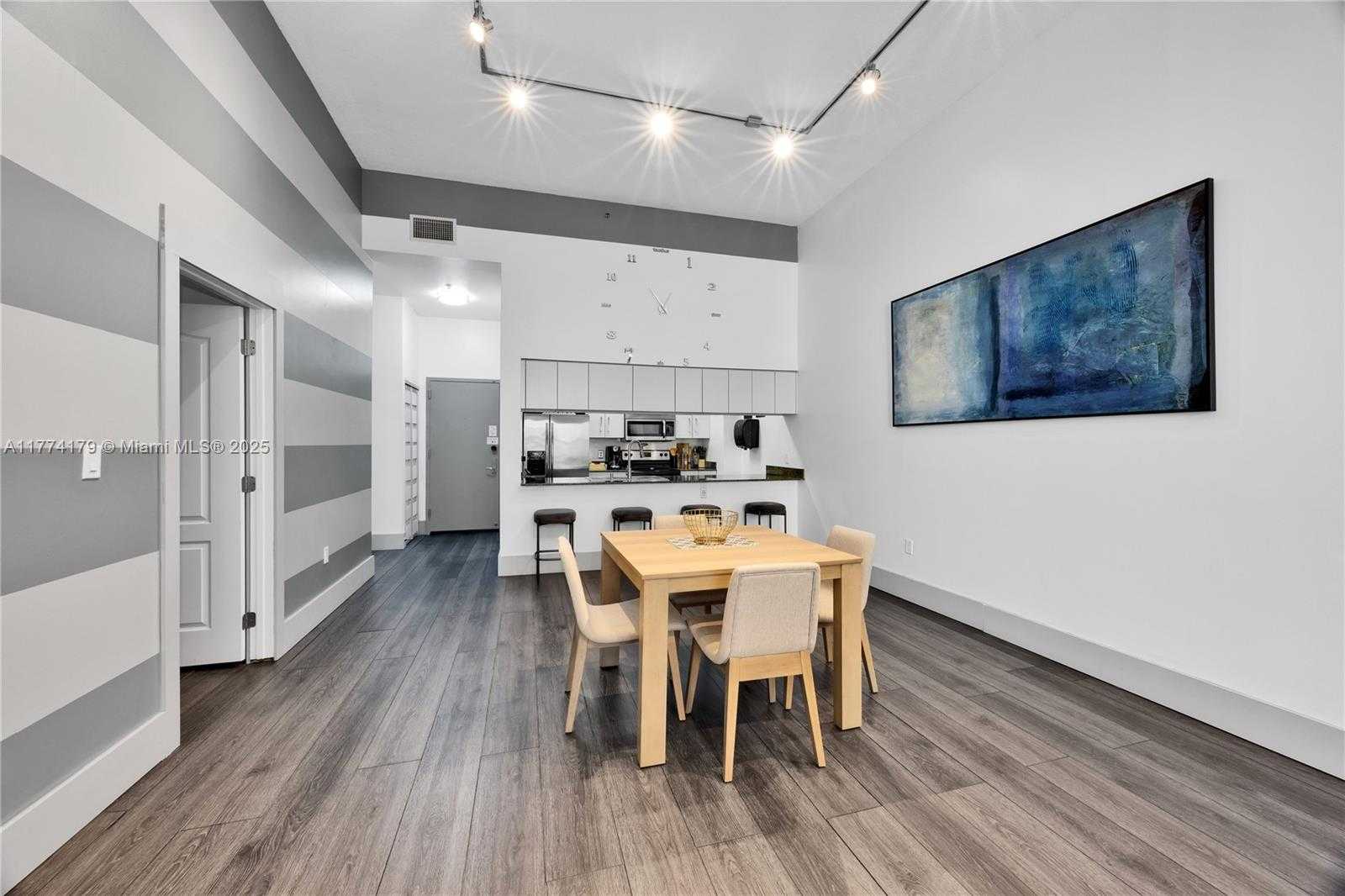 Small Image of 1200 BRICKELL BAY DR #1406, Miami Number 4