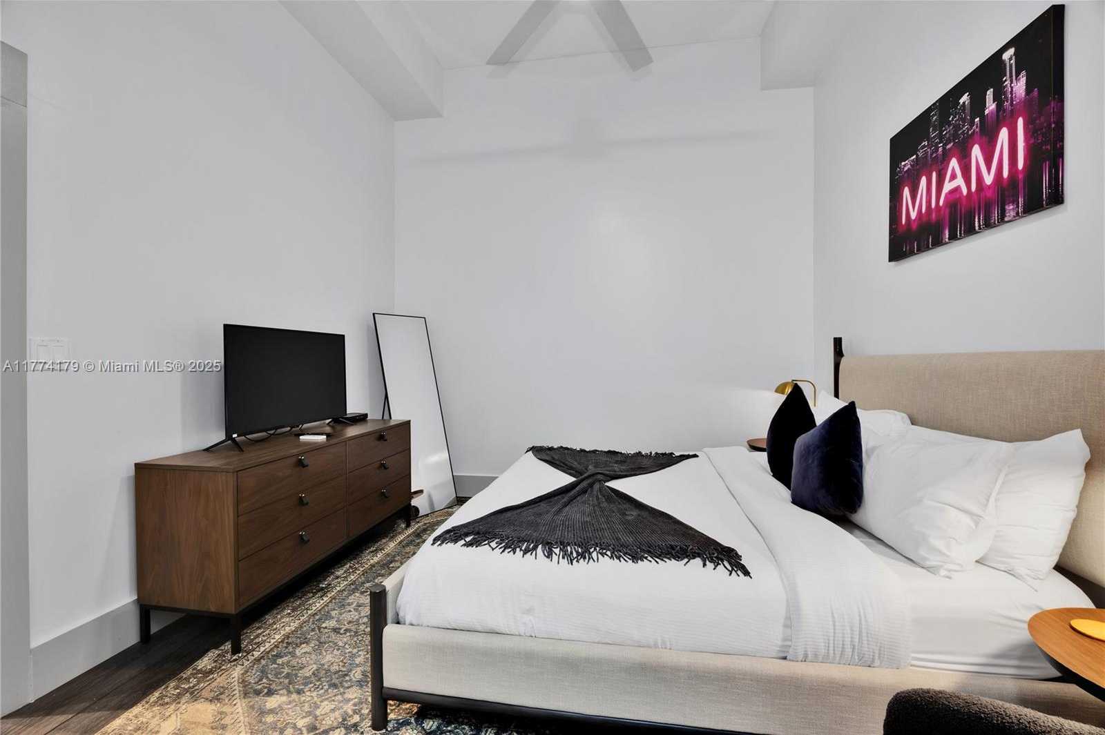 Small Image of 1200 BRICKELL BAY DR #1406, Miami Number 8