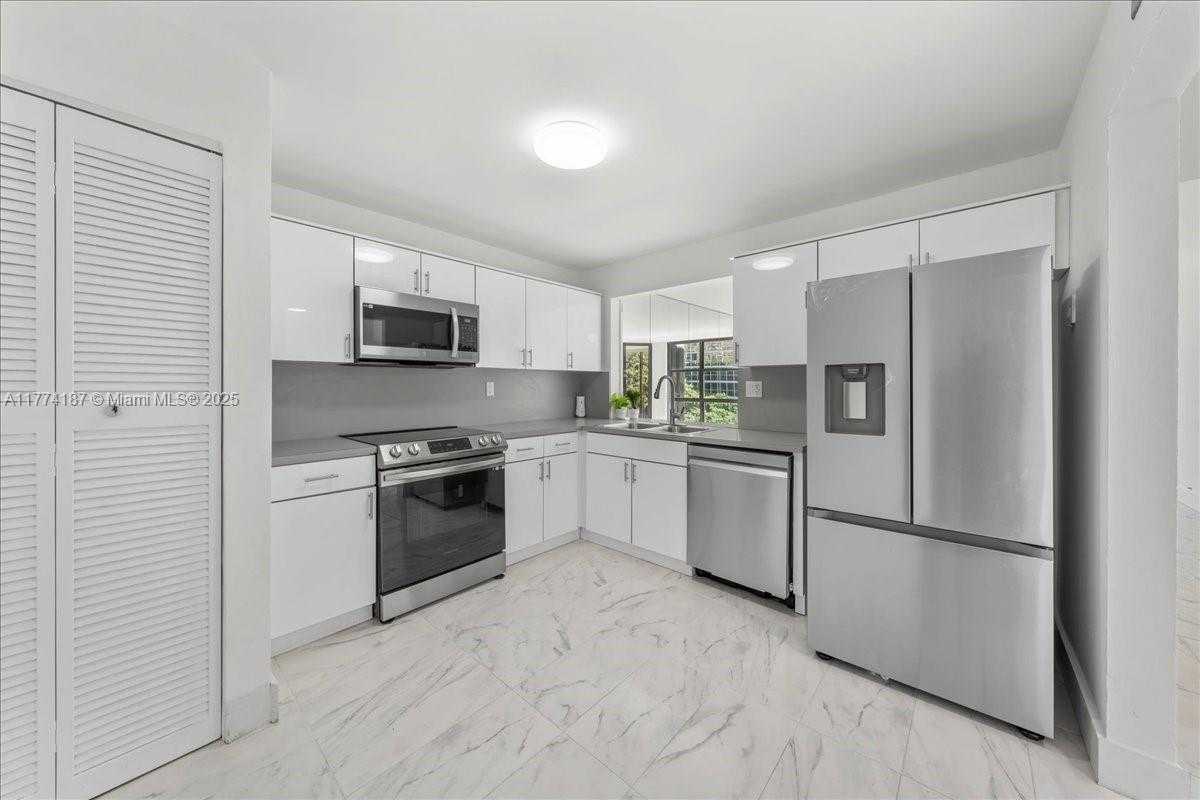 Small Image of 1925 BRICKELL AVE #D610, Miami Number 3