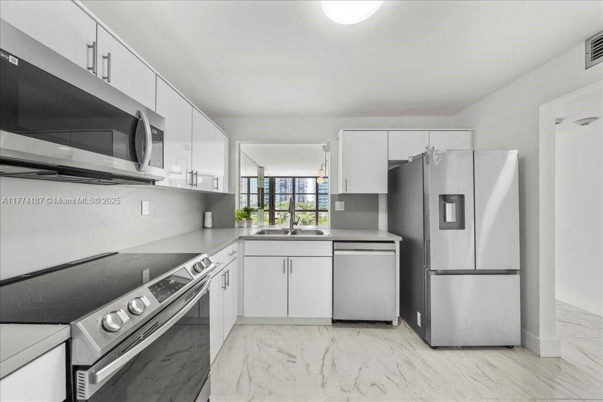 Small Image of 1925 BRICKELL AVE #D610, Miami Number 4