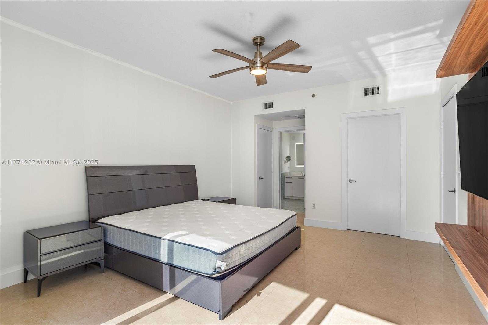 Small Image of 1060 BRICKELL AVE #4001, Miami Number 14