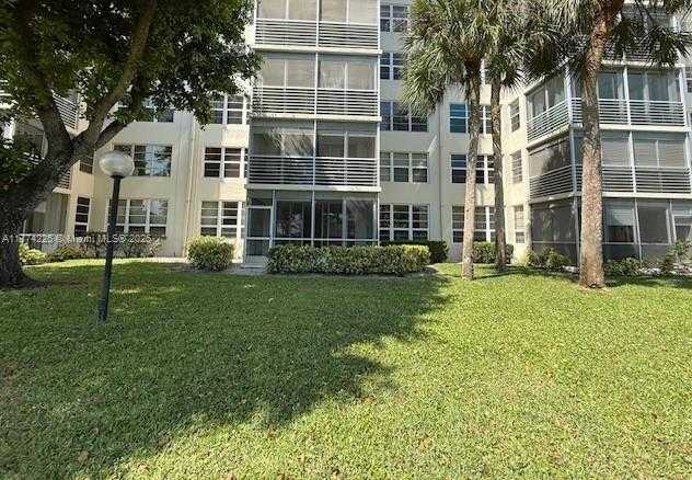 Small Image of 3520 OAKS WAY #107, Pompano Beach Number 3