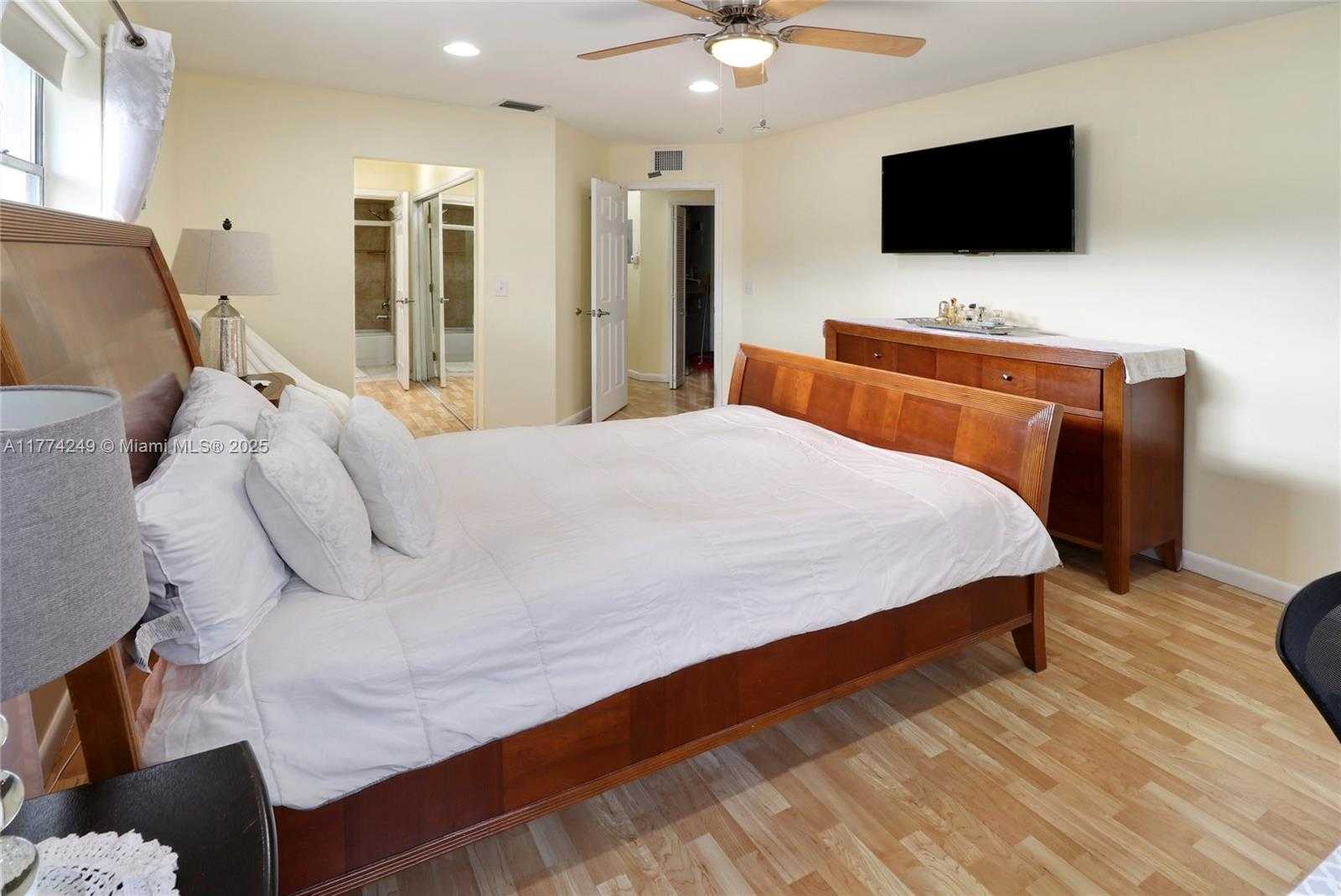 Small Image of 8004 LAGOS DE CAMPO BLVD #C-305, Tamarac Number 14