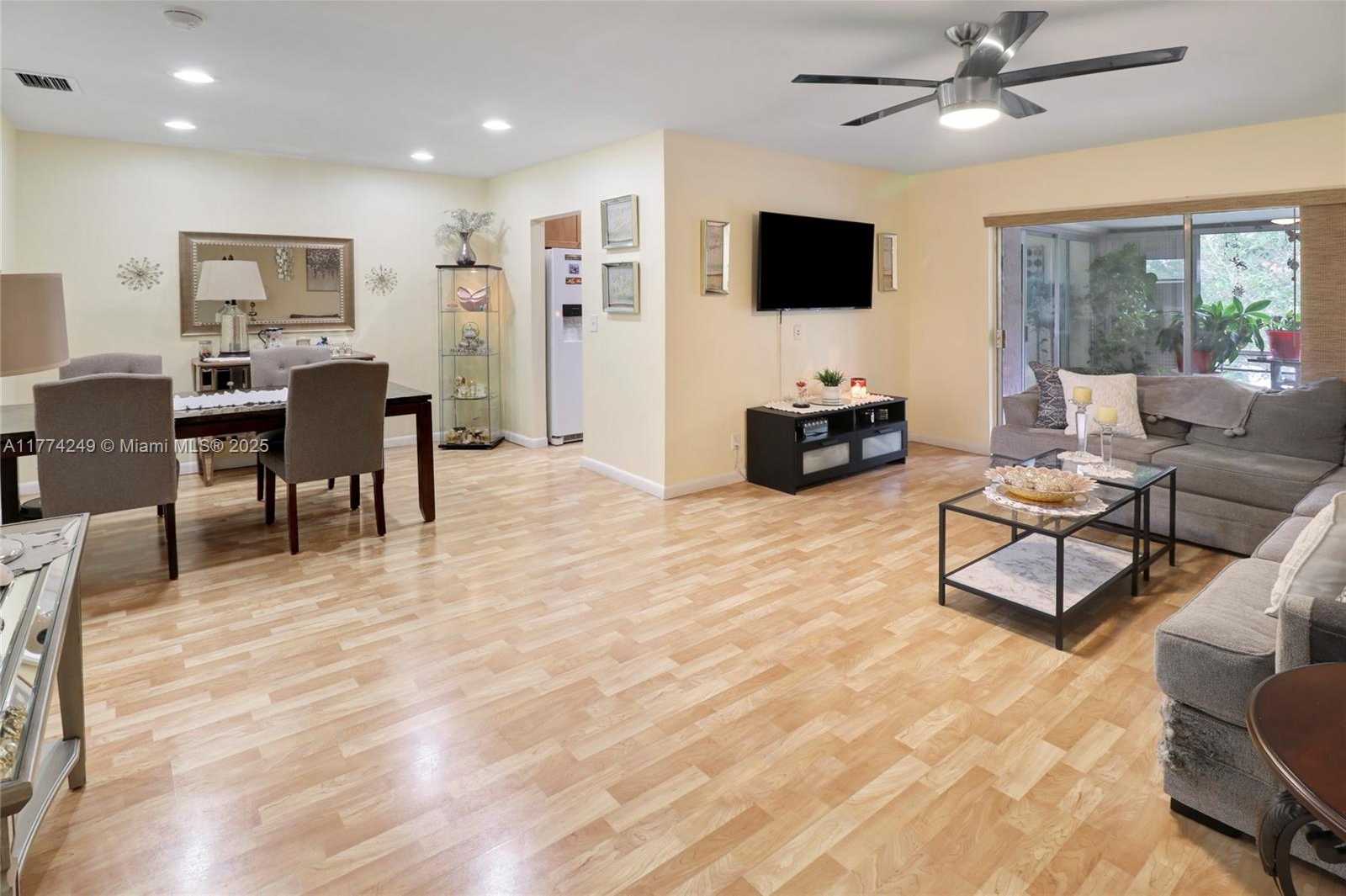 Small Image of 8004 LAGOS DE CAMPO BLVD #C-305, Tamarac Number 3