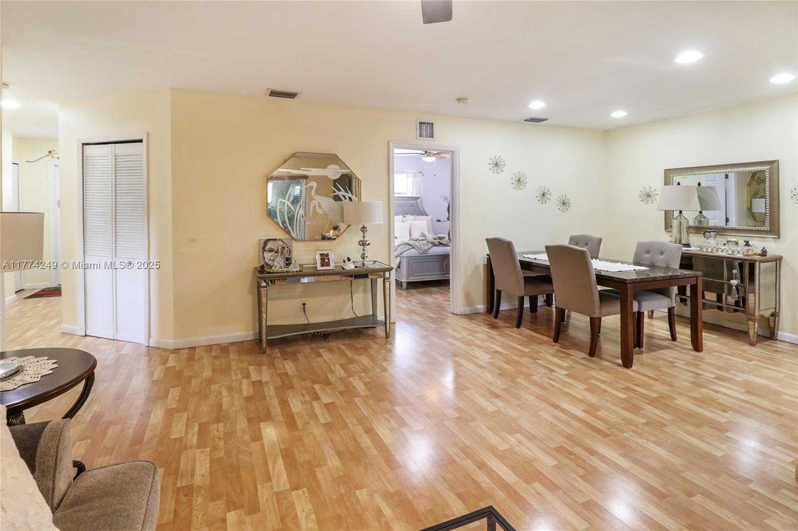 Small Image of 8004 LAGOS DE CAMPO BLVD #C-305, Tamarac Number 6