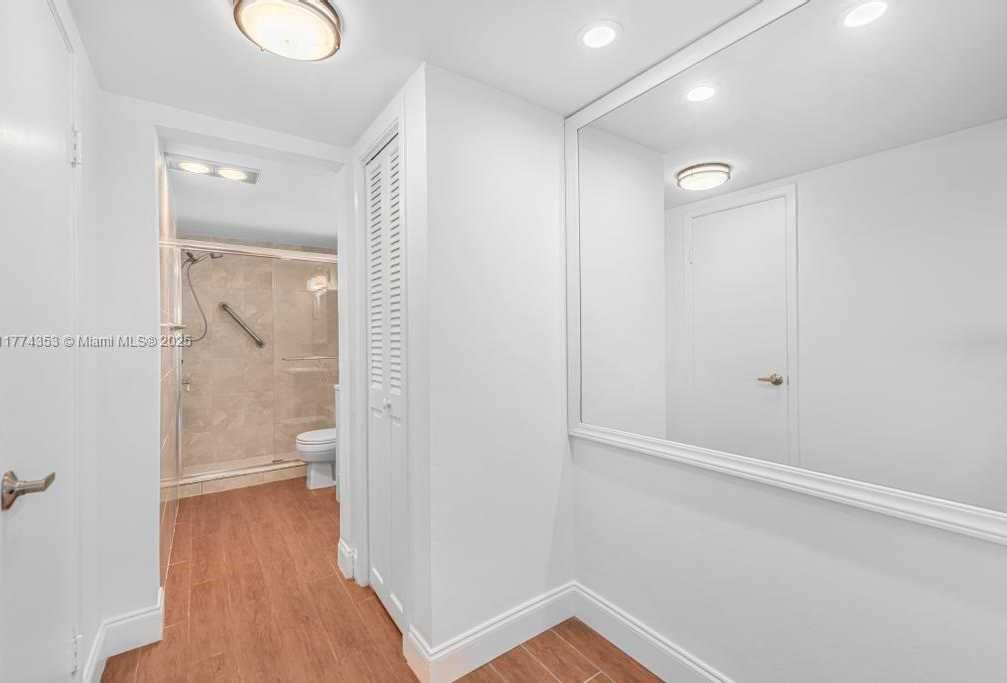 Small Image of 1101 HILLCREST CT #315, Hollywood Number 15