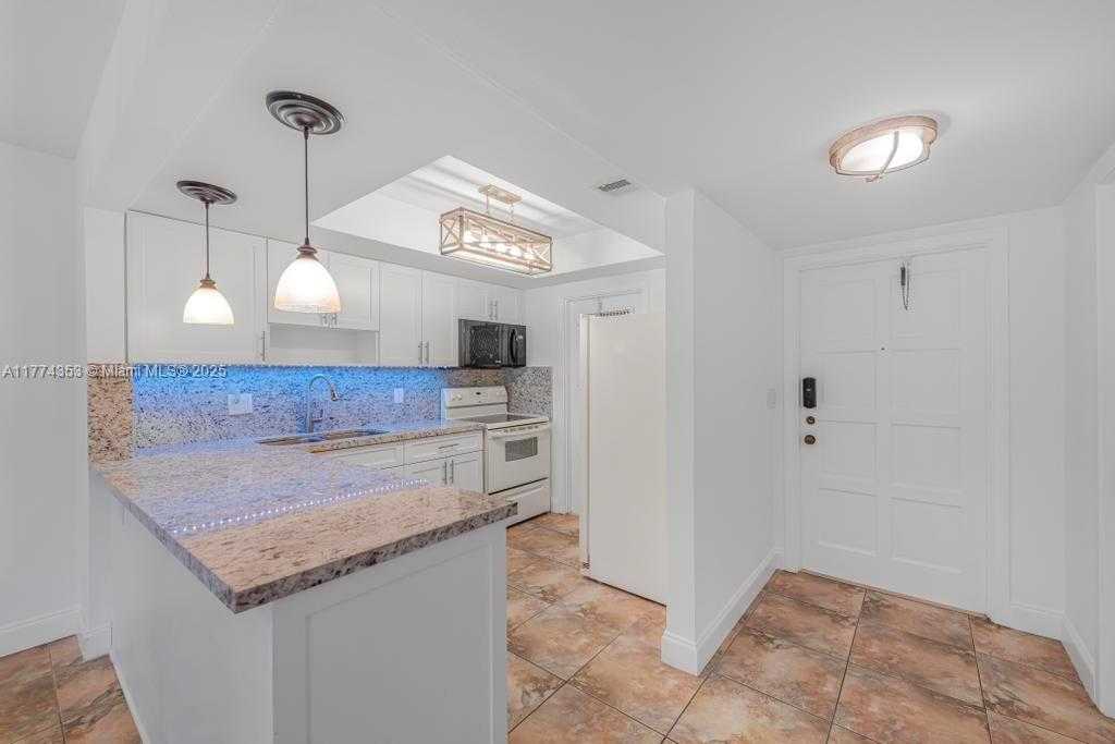 Small Image of 1101 HILLCREST CT #315, Hollywood Number 2
