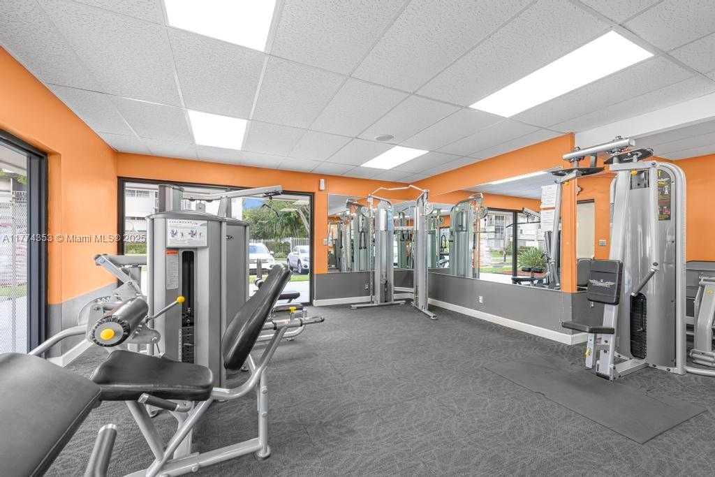 Small Image of 1101 HILLCREST CT #315, Hollywood Number 20