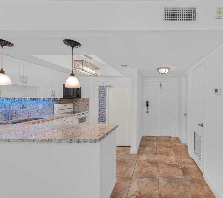 Small Image of 1101 HILLCREST CT #315, Hollywood Number 4