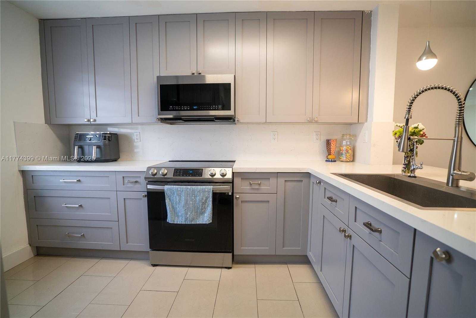 Small Image of 13906 SOUTH WEST 173RD TER #13906, Miami Number 5