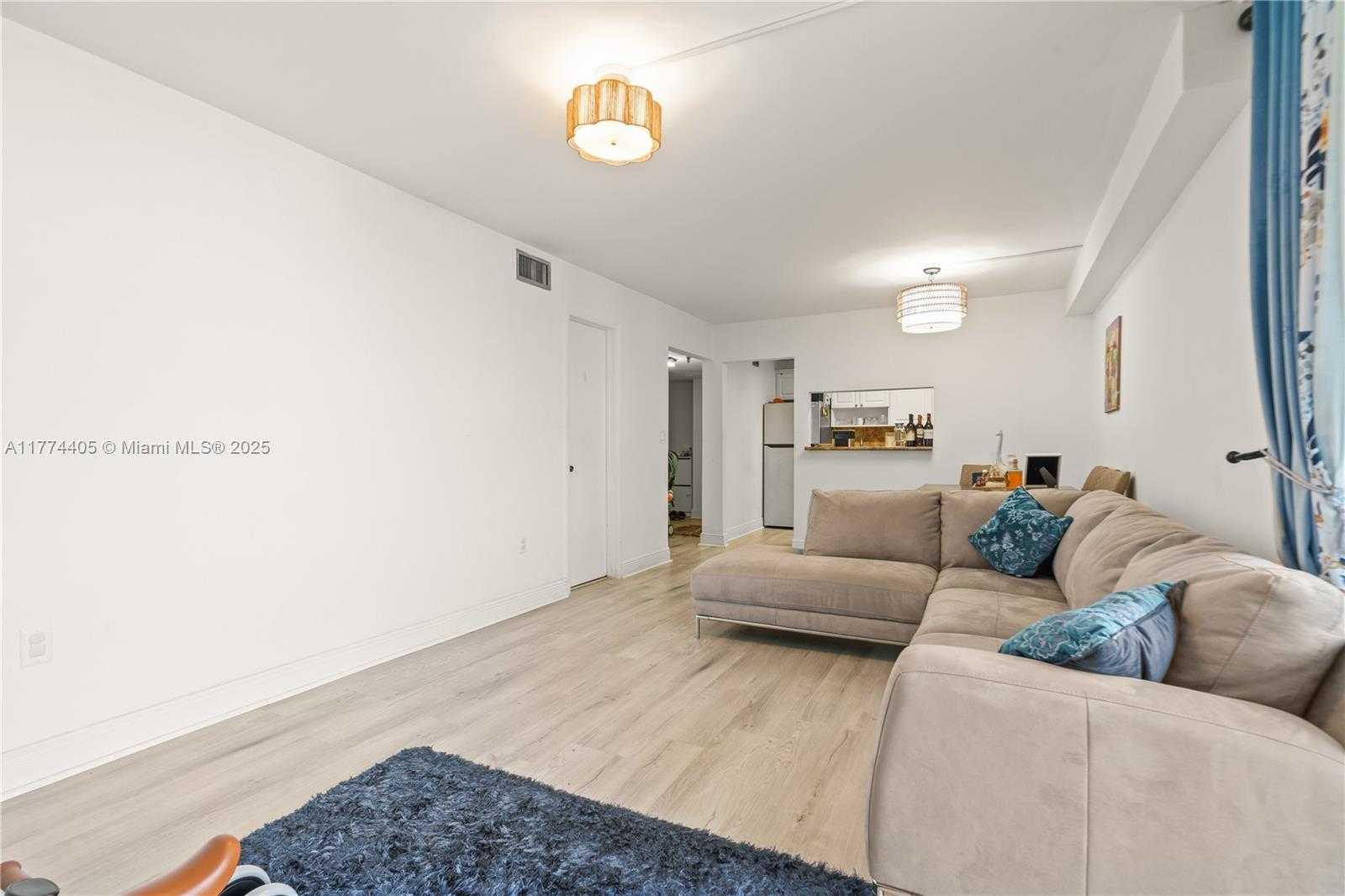 Small Image of 2457 COLLINS AVE #202, Miami Beach Number 36