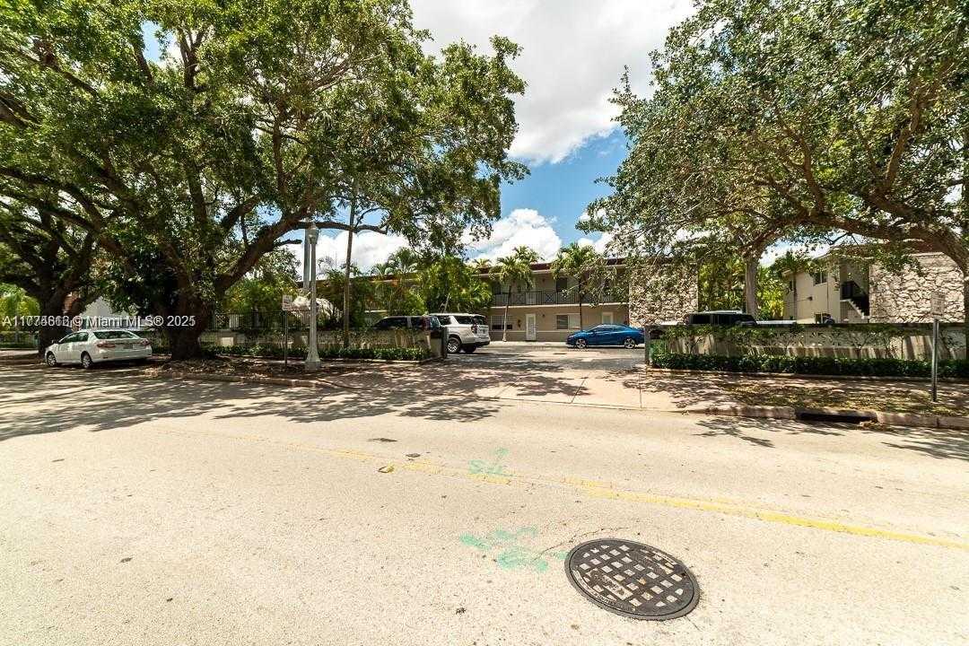 Small Image of 95 EDGEWATER DR #105, Coral Gables Number 2