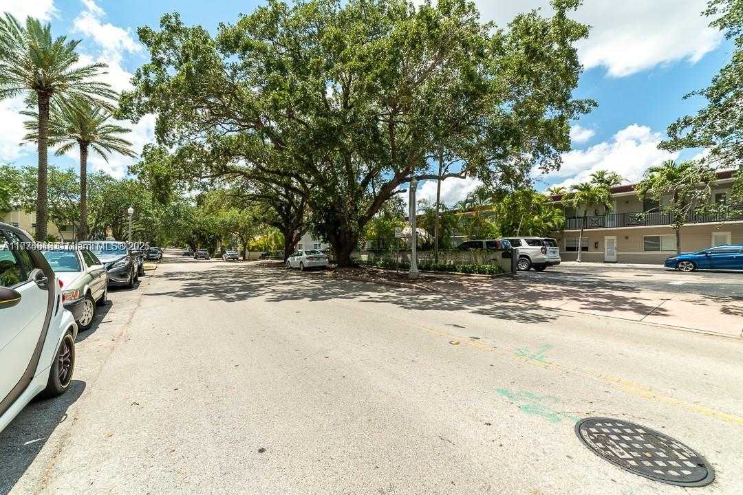 Small Image of 95 EDGEWATER DR #105, Coral Gables Number 21