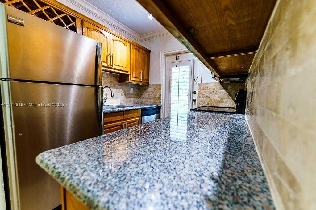 Small Image of 95 EDGEWATER DR #105, Coral Gables Number 7