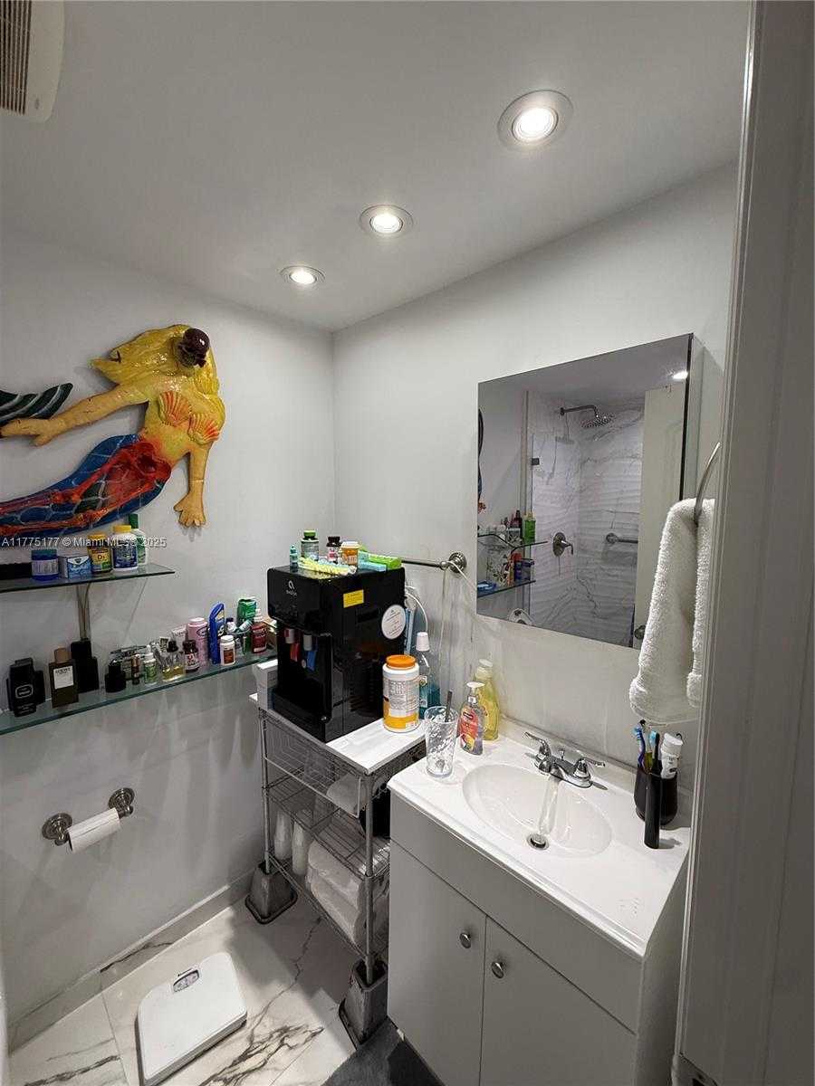 Small Image of 5401 COLLINS AVE #1016, Miami Beach Number 12