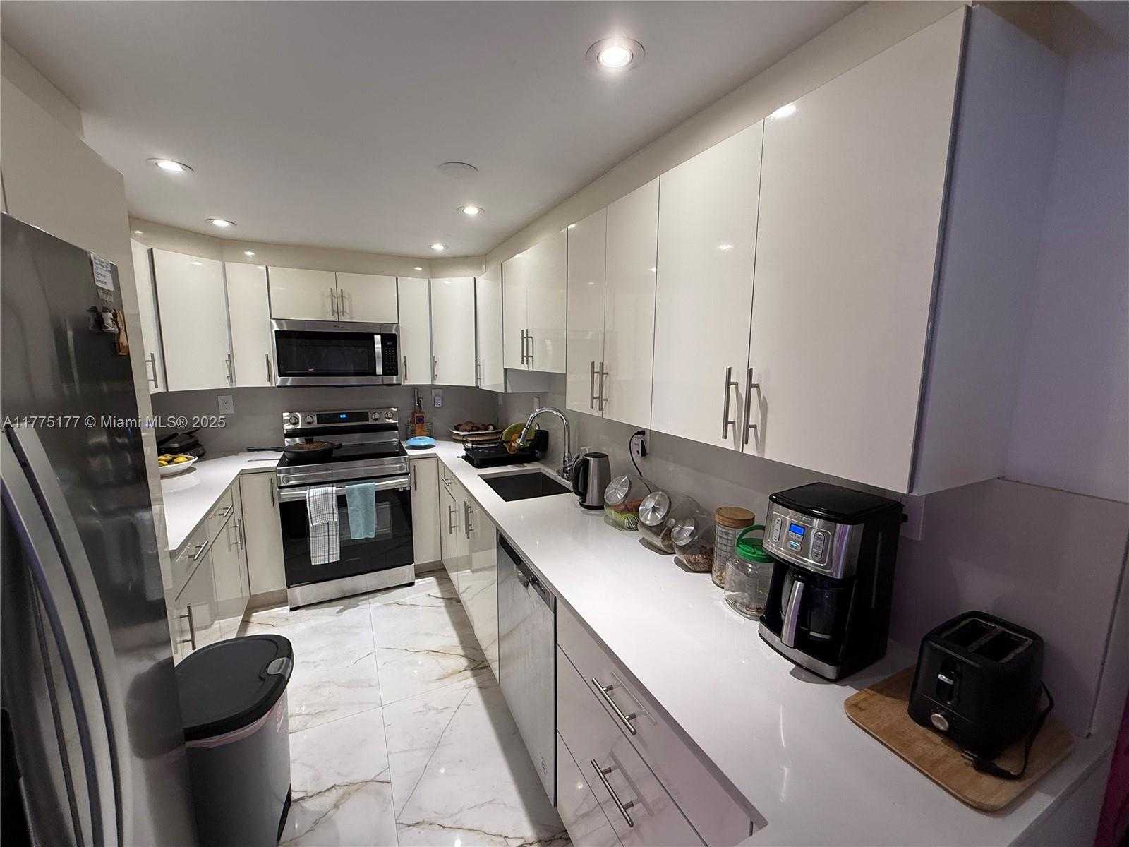 Small Image of 5401 COLLINS AVE #1016, Miami Beach Number 2