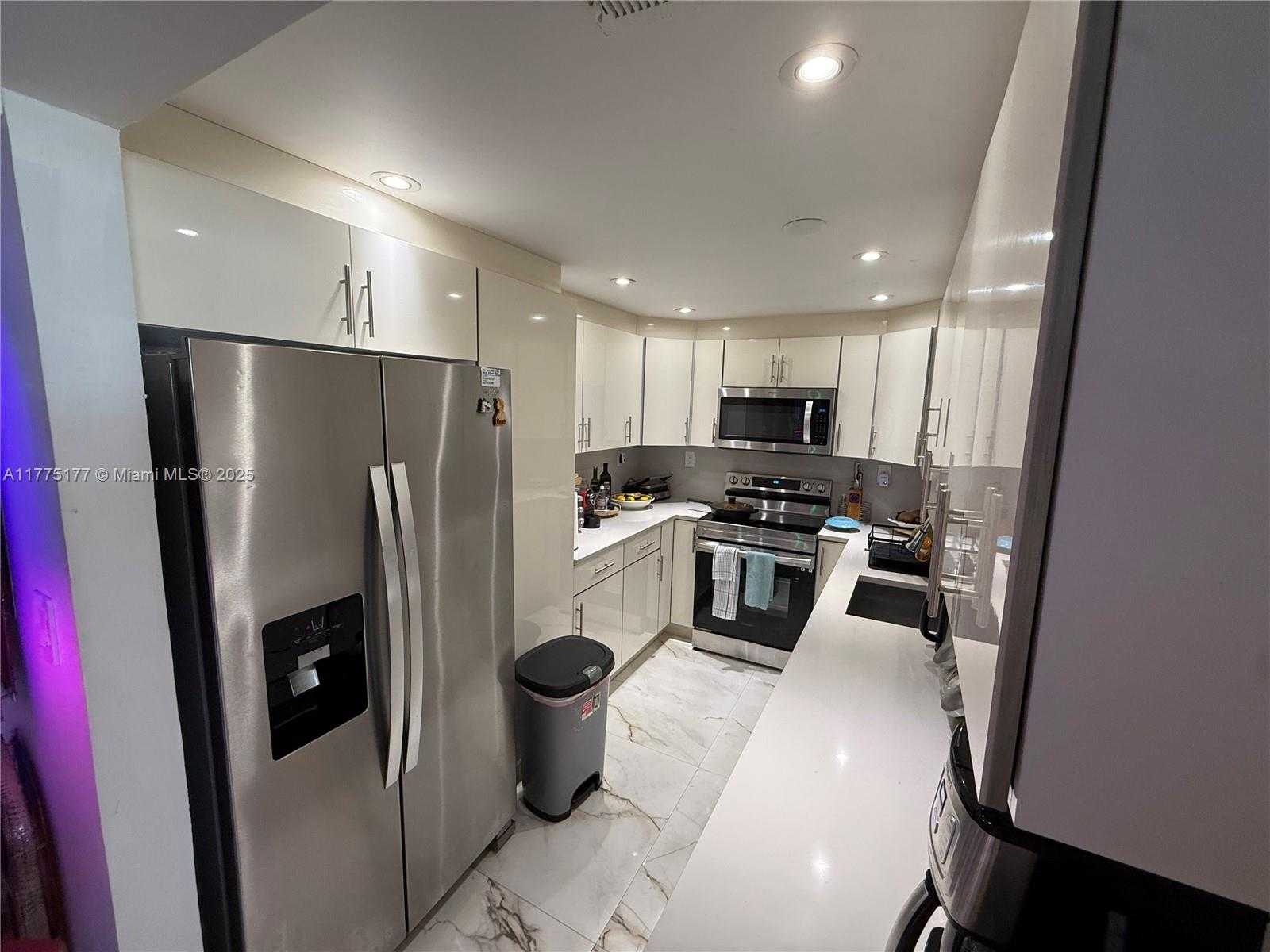 Small Image of 5401 COLLINS AVE #1016, Miami Beach Number 3