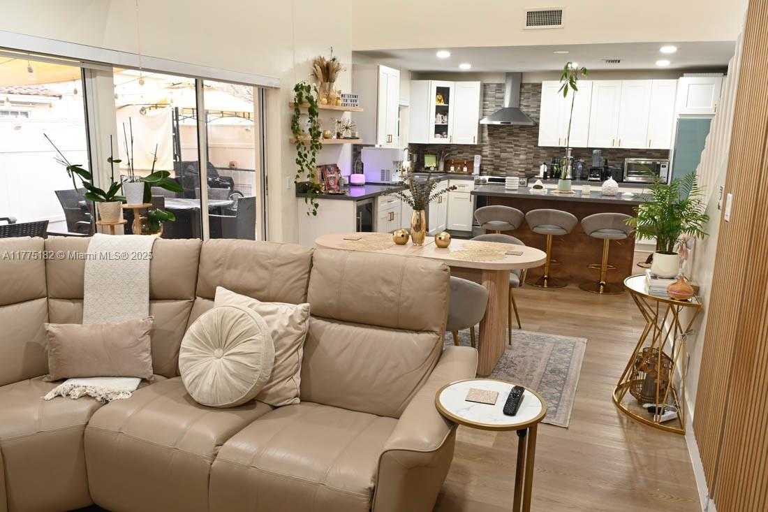 Small Image of 1430 COTTONWOOD CIR #1430, Weston Number 22