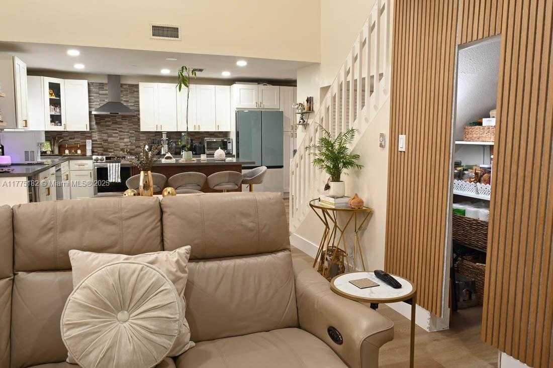 Small Image of 1430 COTTONWOOD CIR #1430, Weston Number 30