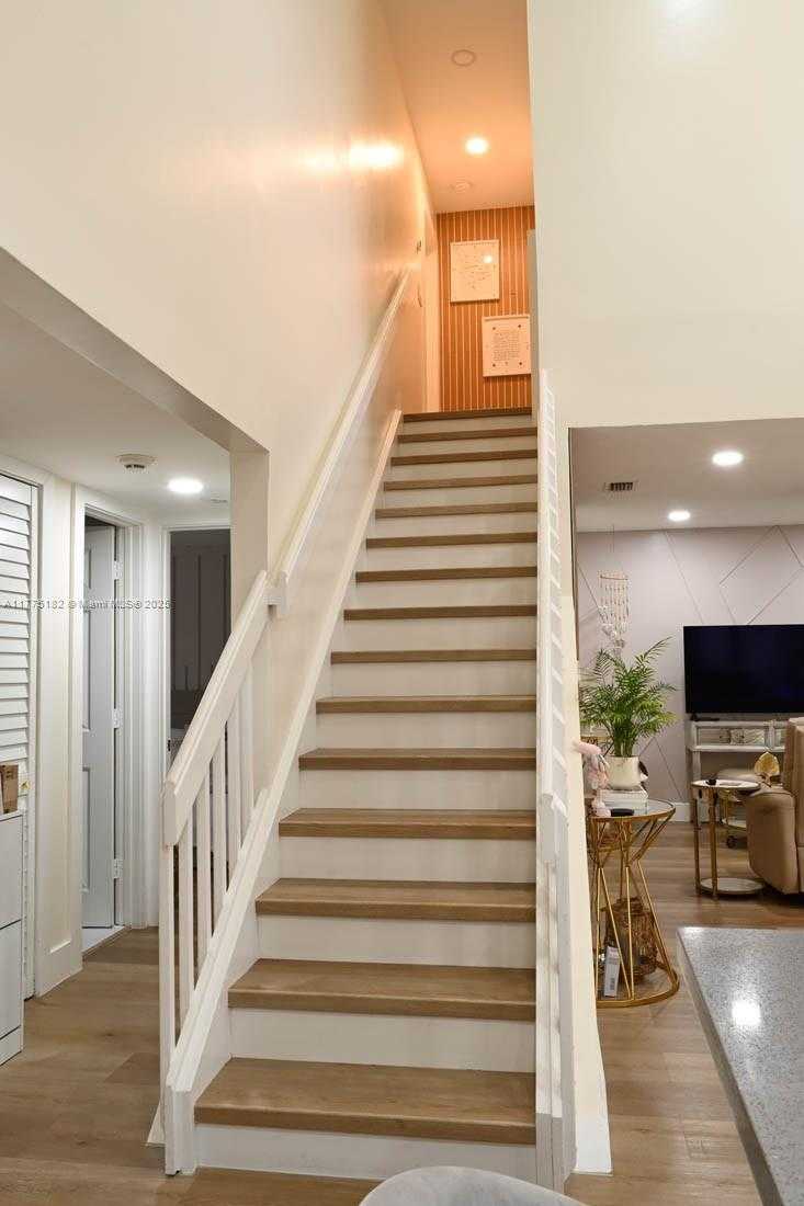 Small Image of 1430 COTTONWOOD CIR #1430, Weston Number 32