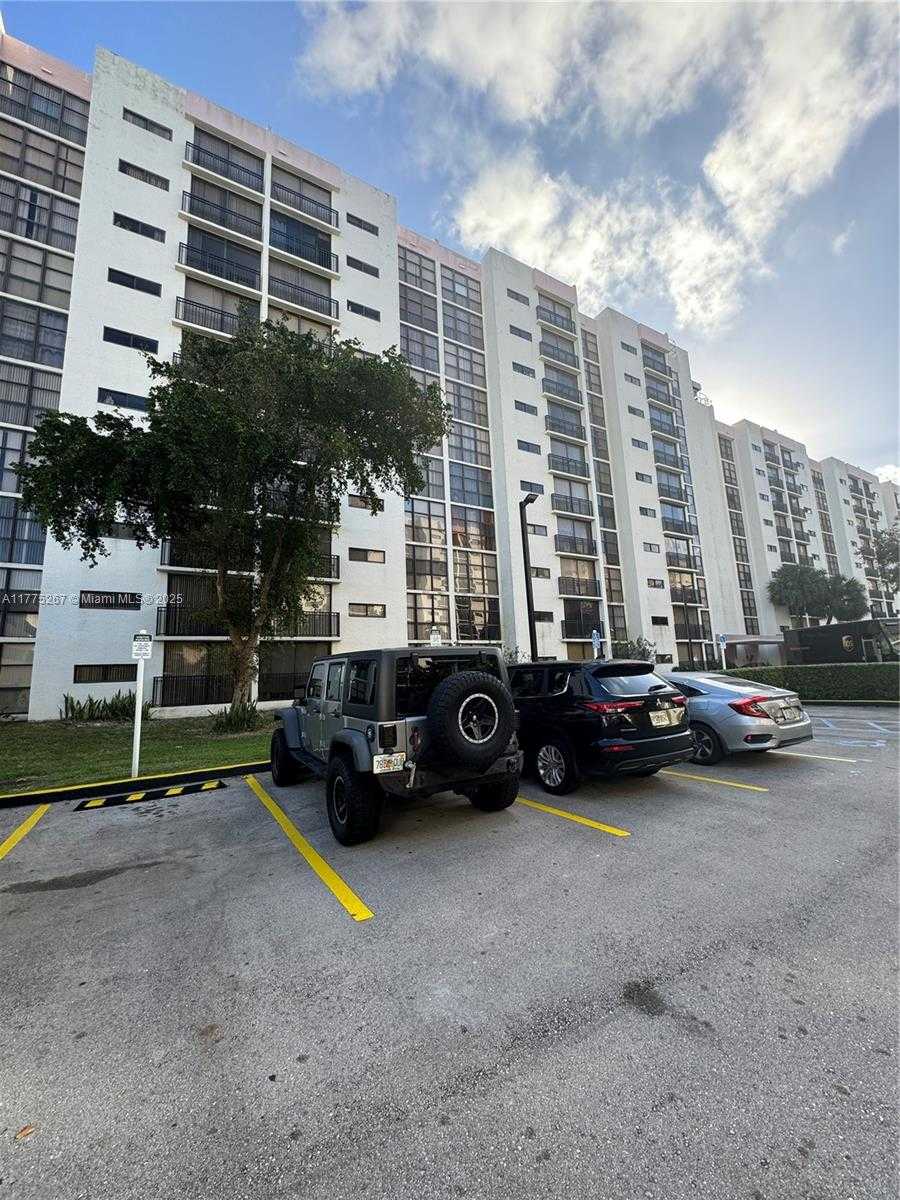 Small Image of 16909 NORTH BAY RD #714, Sunny Isles Beach Number 2