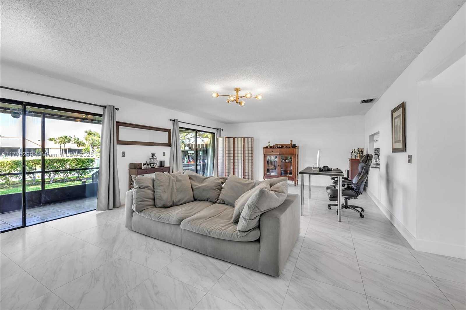 Small Image of 225 LAKESIDE CIR, Sunrise Number 12
