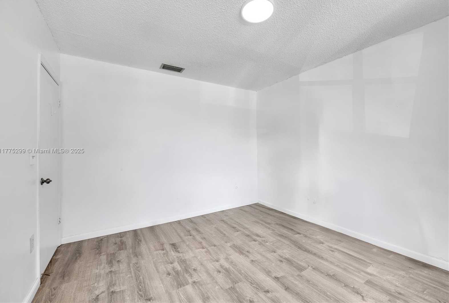 Small Image of 225 LAKESIDE CIR, Sunrise Number 14