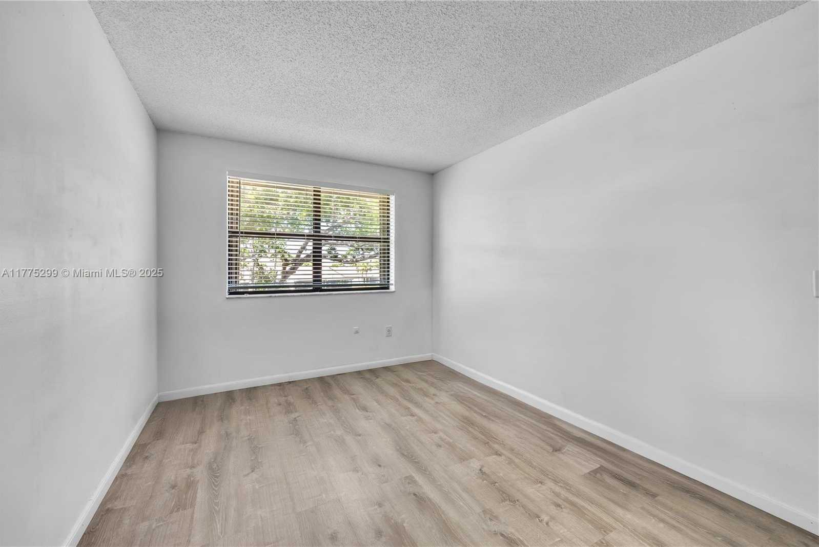 Small Image of 225 LAKESIDE CIR, Sunrise Number 15