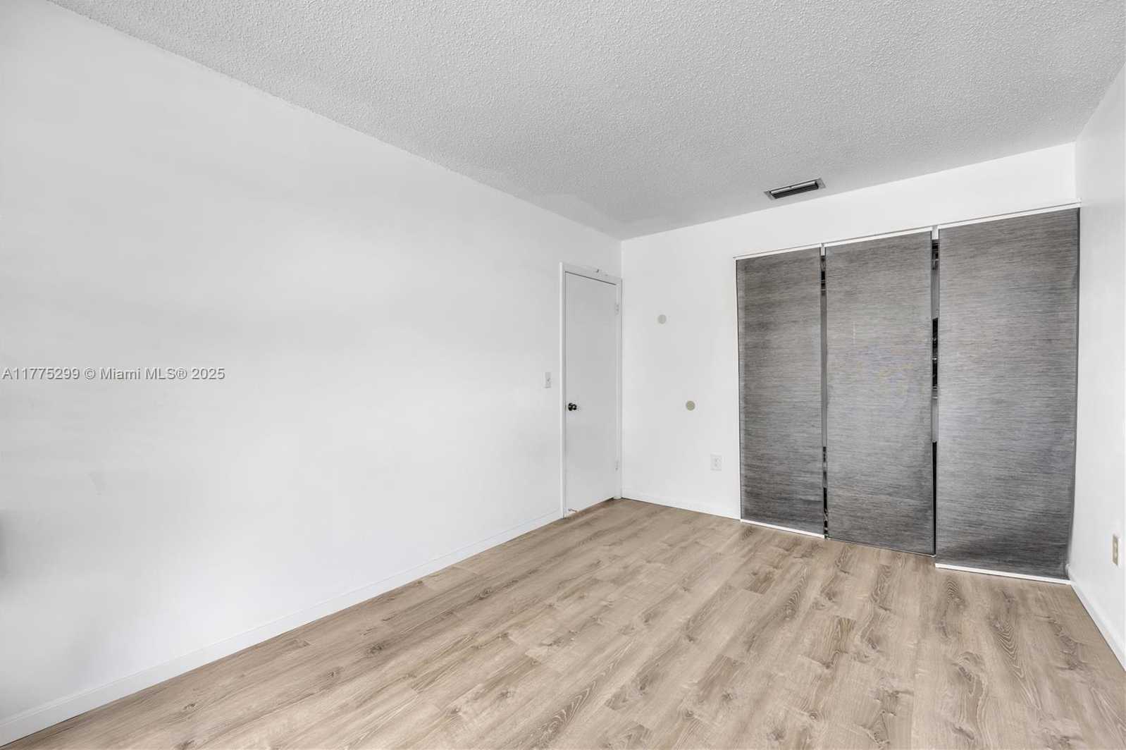 Small Image of 225 LAKESIDE CIR, Sunrise Number 17