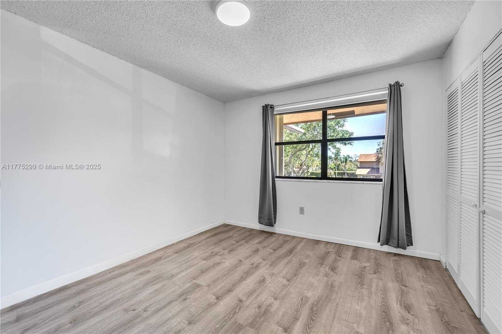 Small Image of 225 LAKESIDE CIR, Sunrise Number 18