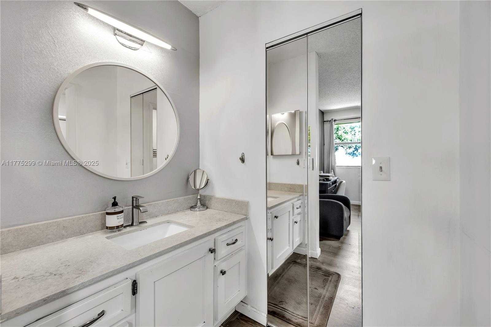 Small Image of 225 LAKESIDE CIR, Sunrise Number 21