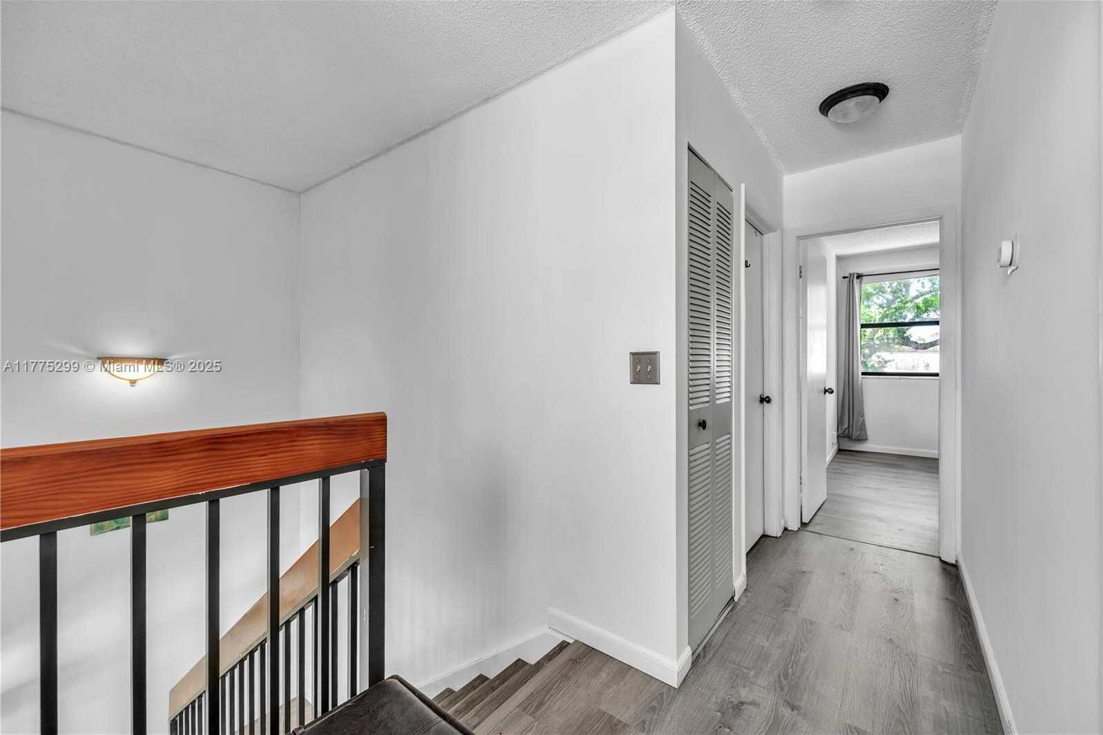 Small Image of 225 LAKESIDE CIR, Sunrise Number 23