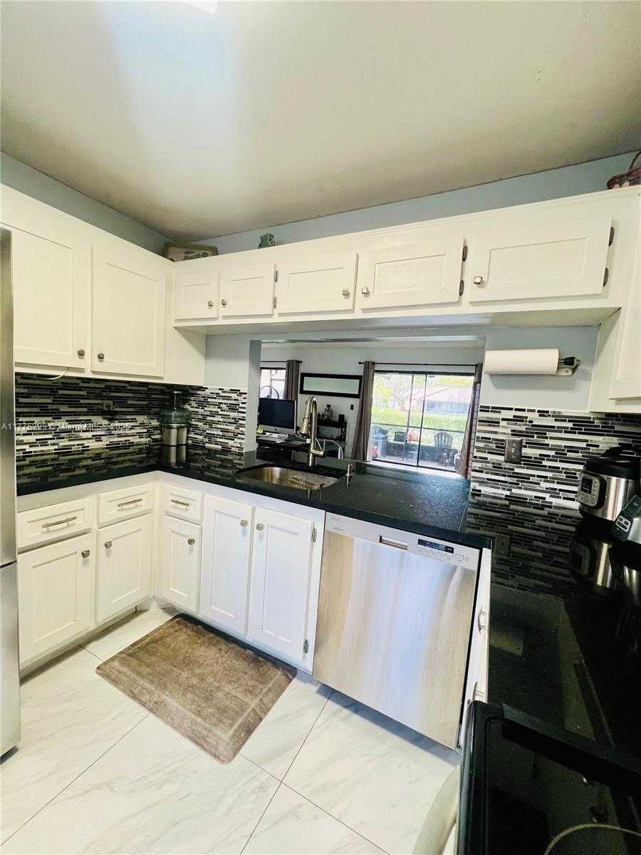 Small Image of 225 LAKESIDE CIR, Sunrise Number 3