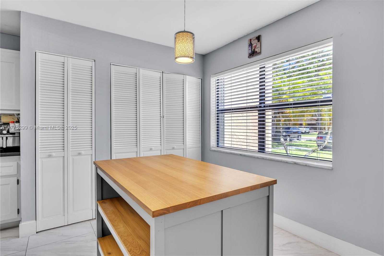 Small Image of 225 LAKESIDE CIR, Sunrise Number 4