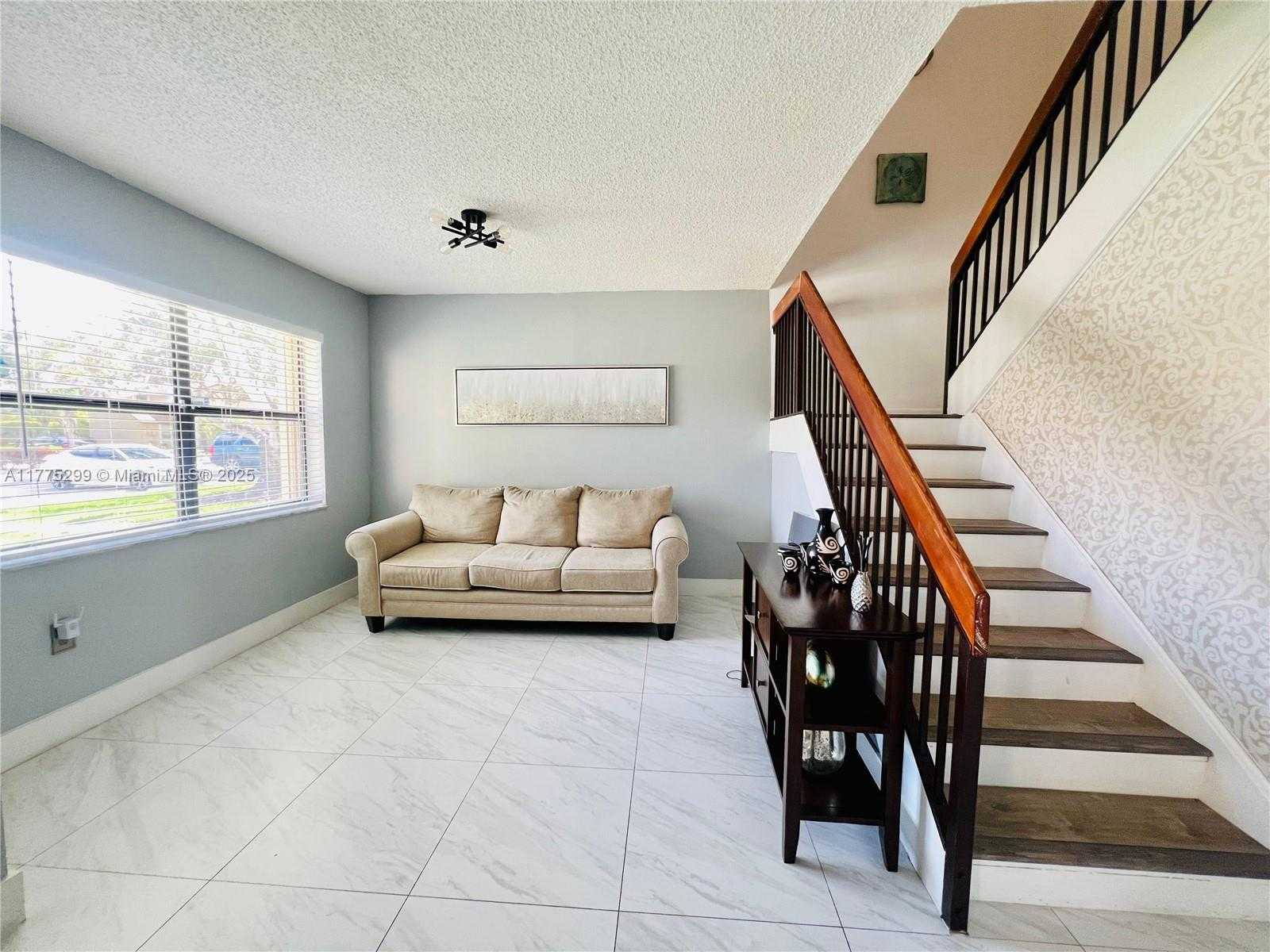 Small Image of 225 LAKESIDE CIR, Sunrise Number 6
