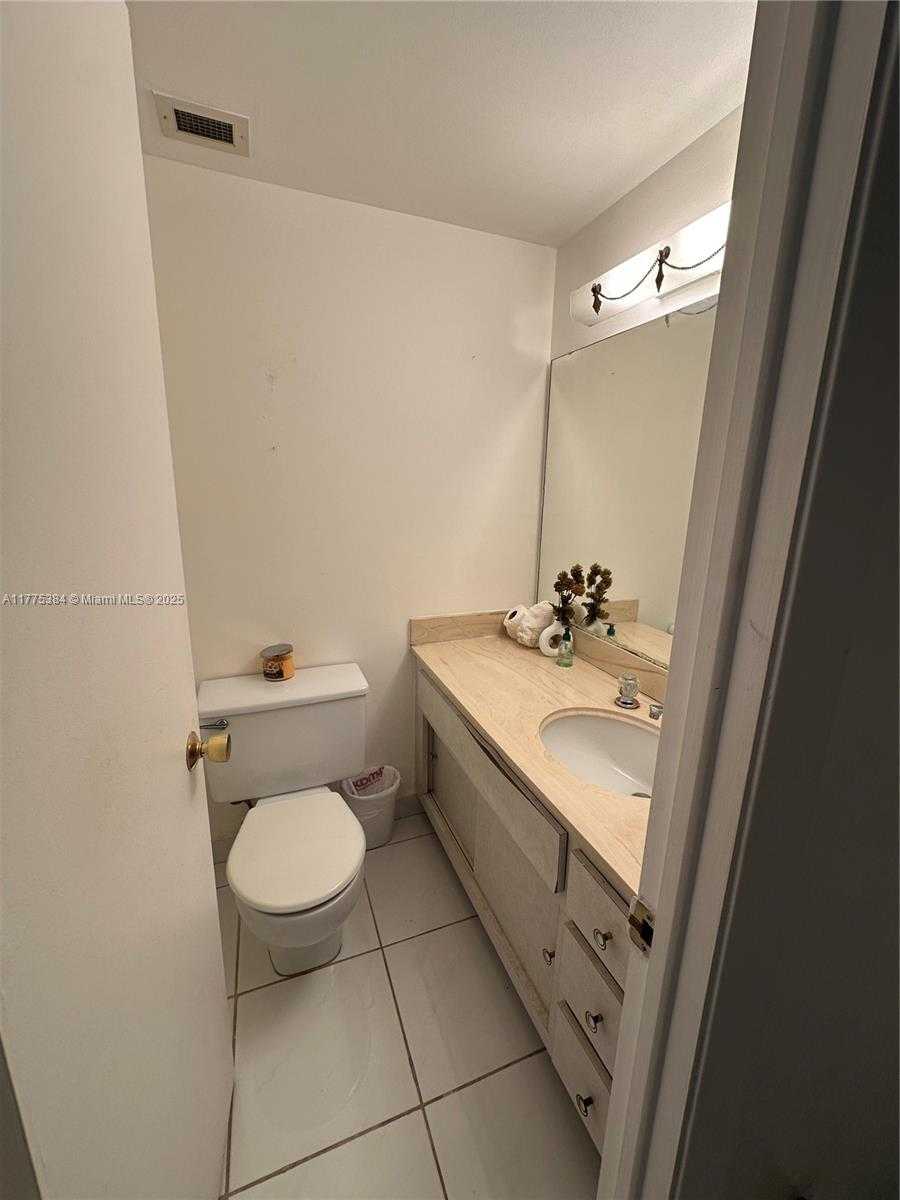 Small Image of 500 BAYVIEW DR #217, Sunny Isles Beach Number 11